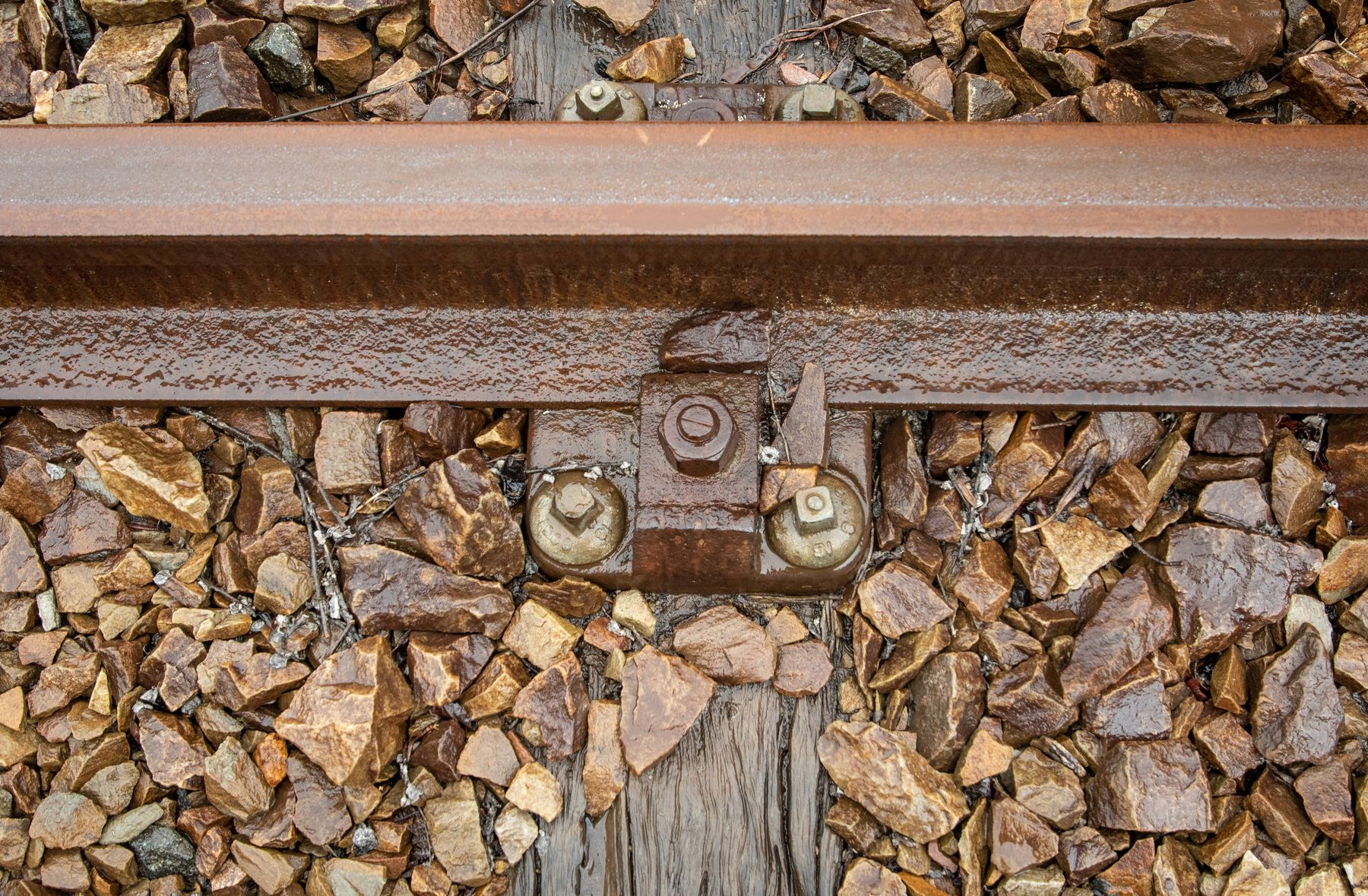 Detail einer Schienenbefestigung im Gleisoberbau